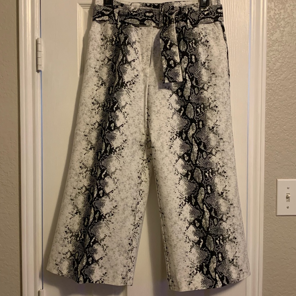 SOLD Gianni Bini Small Black/White Snake Print - Picture 1 of 7